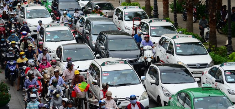 Kinh Nghiệm Lái Xe Ô Tô Trên Phố Đông Người