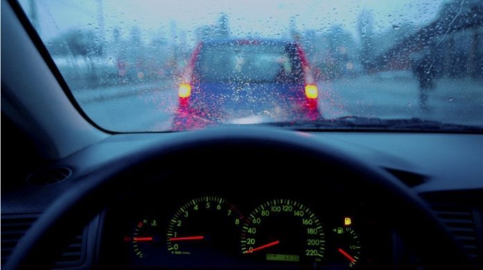 kinh nghiệm lái xe ô tô dưới trời mưa