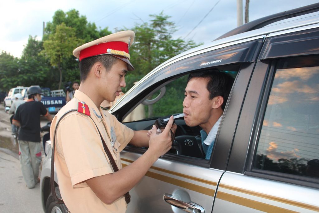 mức phạt nồng độ cồn khi lái xe ô tô